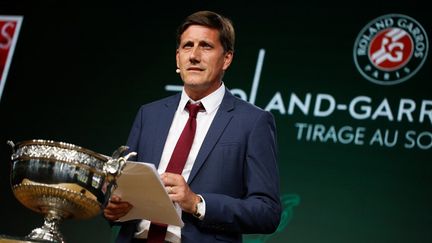 Le juge-arbitre du tournoi, Remy Azémar, lors du tirage au sort de Roland-Garros en 2022. (IBRAHIM EZZAT / AFP)