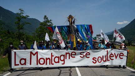 Une manifestation contre le projet de ligne ferroviaire entre Lyon et Turin, le 17 juin 2023, à La Chapelle (Savoie). (NICOLAS LIPONNE / HANS LUCAS / AFP)