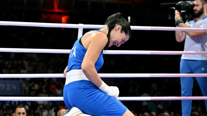 L'Italienne Angela Carini après son combat de boxe en huitième de finale des -66 kg contre l'Algérienne Imane Khelif lors des Jeux olympiques de Paris 2024, à Villepinte, le 1er août 2024. (MOHD RASFAN / AFP)