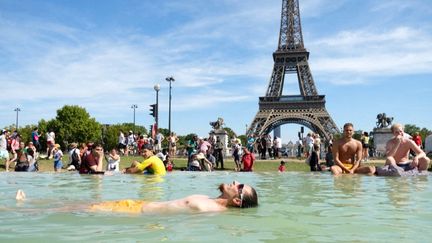 Parisiens et touristes se baignent dans les fontaines du Trocadéro pendant un épisode de fortes chaleurs, le 4 août 2018. (NATHANAEL CHARBONNIER / FRANCE-INFO)