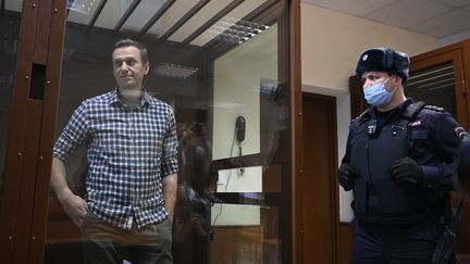 Le chef de l'opposition russe Alexei Navalny lors d'une audience au tribunal de district de Babushkinsky à Moscou (Russie), le 20 février 2021. (KIRILL KUDRYAVTSEV / AFP)