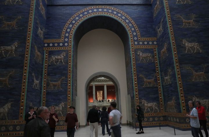 La Porte d'Ishtar de Babylon du musée de Pergame, à Berlin (2023). (CUNEYT KARADAG / ANADOLU)