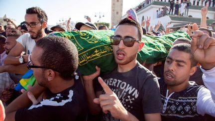 Le cercueil de Mouhcine Fikri, un marchand de poisson tué lors d'une altercation avec les autorités, porté par la foule lors de son enterrement, le&nbsp;30 octobre 2016 à Al-Hoceima, au Maroc. (REUTERS)