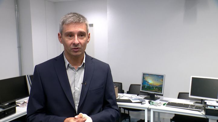 Professeur de&nbsp;Sciences physiques, François Bonny est aussi référent numérique depuis dix-sept ans au collège L'Herminier de Seyne-sur-Mer.&nbsp; (M. Julliand / France Télévisions)