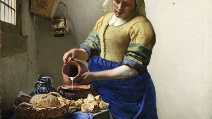 Le Louvre réunit douze tableaux de Johannes Vermeer, soit un tiers de l'œuvre connu du maître de Delft, avec les œuvres d'autres grands peintres de genre du Siècle d'or hollandais. Considéré comme un génie solitaire, il n'est pourtant pas resté coupé de l'art de son temps. L'exposition explore le réseau des relations qu'il a entretenues dans un milieu où les artistes s'admiraient, s'inspiraient les uns des autres et rivalisaient les uns avec les autres. Du 22 février au 22 mai 2017. Ici, Johannes Vermeer, "La Laitière", Amsterdam, Rijksmuseum
 (Rijksmuseum)