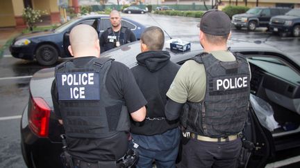 Les services de l'immigration américains emmènent un clandestin, à Los Angeles (Californie), le 7 février 2017. (REUTERS)