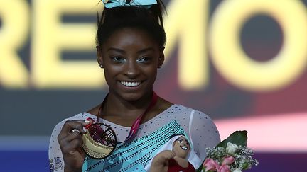 La gymnaste américaine Simone Miles remporte la médaille d'or du concours général à Doha (Qatar), le 1er novembre 2018. (KARIM JAAFAR / AFP)