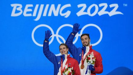 Gabriella Papadakis et Guillaume Cizeron lors de la remise des médailles olympiques, à Pékin, le 14 février 2022. (PAUL HANNA / MAXPPP)