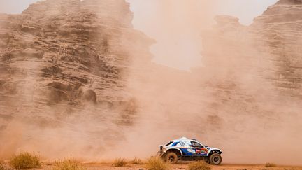 Le pilote Philippe Boutron et son copilote Mayeul Barbet, sur la 10 étape du rally Dakar 2021, en Arabie saoudite, le 13 janvier 2021. (JULIEN DELFOSSE / DPPI MEDIA / AFP)