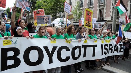 Une banderole "Boycott Isra&euml;l" est arbor&eacute;e durant une manifestation pro-palestinienne &agrave; Paris, le 2 ao&ucirc;t 2014. (DOMINIQUE FAGET / AFP)