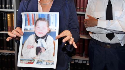 La photo de Marina Sabatier&nbsp;morte en 2009 à l'âge de 8 ans sous les coups de ses parents. (JEAN-FRANCOIS MONIER / AFP)