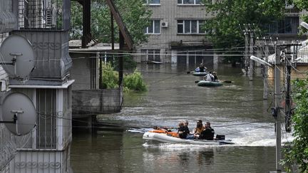 Des bénévoles viennent en aide aux habitants sinistrés de Kherson (Ukraine), le 8 juin 2023. (GENYA SAVILOV / AFP)