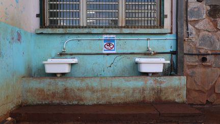 Des robinets sans eau potable dans une école de Longoni, à Mayotte, le 11 octobre 2023. (ROBIN PRUDENT / FRANCEINFO)