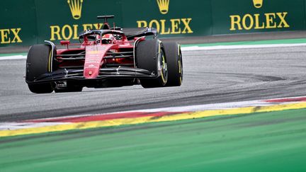 Le Monégasque Charles Leclerc au volant de sa Ferrari lors du Grand Prix d'Autriche, le 10 juillet 2022. (JOE KLAMAR / AFP)