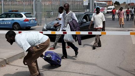 décident de continuer leur route vers les pays d'Europe du Nord, malgré la réglementation européenne. Les autres patientent espérant que l'Italie veuille bien les accueillir. Car comme le dit Ali, un Somalien de 23 ans, «la vie ici est bonne, on mange trois fois par jour, mais c'est dur. On attend, on attend... Dans mon pays, il n'y a pas de liberté, pas de paix, pas d'argent. Je veux la liberté, je veux une vraie vie.» (AFP/Alberto Pizzoli )