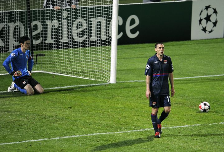 Hugo Lloris et Anthony Réveillere désespérés  (PHILIPPE DESMAZES / AFP)