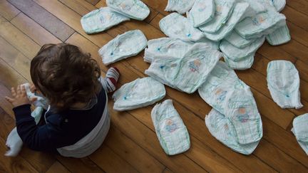 Photo d'illustration d'un garçon de 16 mois à côté de couches pour bébé réalisée à Paris le 4 décembre 2019. (RICCARDO MILANI / HANS LUCAS / AFP)