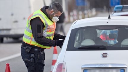 Contrôle de police à la frontière allemande (image d'illustration). (FRANK HOERMANN / SVEN SIMON)