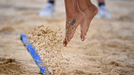 "Sur la plage abandonnée, tatouage et beach volley... " (YURI CORTEZ / AFP)