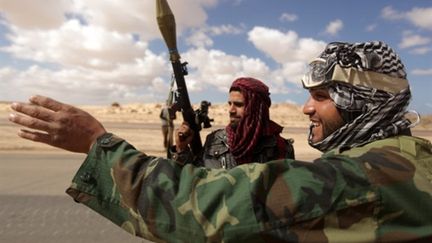 Des rebelles libyens près d'Ajdabiya en Libye le 22 mars 2011 (AFP/PATRICK BAZ)