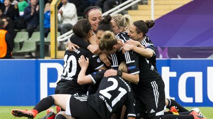 Les joueuses de Francfort c&eacute;l&egrave;brent l'ouverture du score de leur &eacute;quipe face au PSG, jeudi 14 mai 2015, en finale de la Ligue des champions f&eacute;minine &agrave; Berlin (Allemagne). (JOHN MACDOUGALL / AFP)