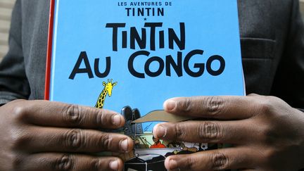 Mbutu Mondondo Bienvenu, qui a pousuivi les &eacute;ditions Casterman et&nbsp;la SA Moulinsart, tient dans ses mains un exemplaire de "Tintin au Congo", &agrave; Bruxelles (Belgique), le 7 ao&ucirc;t 2007. (SEBASTIEN PIRLET / BELGA MAG)