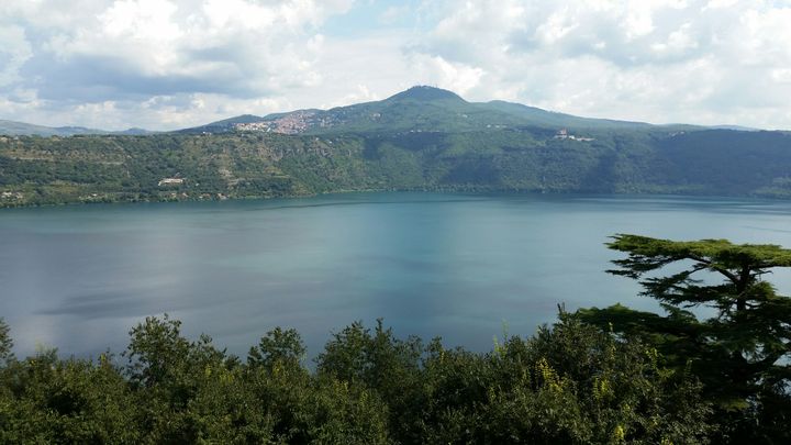 &nbsp; (Depuis les terrasses de Castel Gandolfo, la vue sur le lac Albano est imprenable © RADIOFRANCE | Mathilde Imberty)