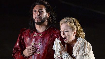 Roberto Alagna chante son premier Otello aux Chorégies d'Orange aux côtés de la soprane Inva Mula qui interprète Desdemone
 (BORIS HORVAT / AFP)