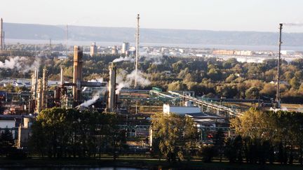 Une usine de pétrochimie à Gonfreville-L'Orcher (Seine-Maritime), le 9 octobre 2022. La pétrochimie est l'une des industries particulièrement émettrices de CO2. (SICCOLI PATRICK / SIPA)