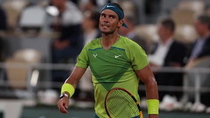 Rafael Nadal en difficulté, face à Alexander Zverev en demi-finale de Roland-Garros, le 3 juin 2022 à Paris. (THOMAS SAMSON / AFP)