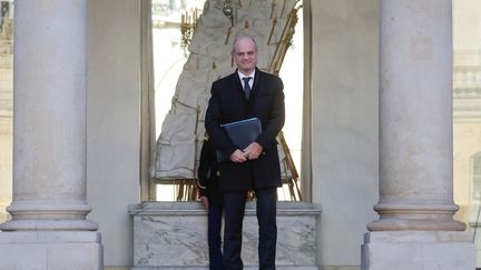 Le ministre de l'Éducation nationale confirme qu'il aimerait pouvoir réduire les allocations familiales des parents d'enfants violents à l'école. (LUDOVIC MARIN / AFP)