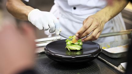 Un plat préparé dans le restaurant gastronomique Le Chanteclerc, à Nice (Alpes-Maritimes), le 13 mars 2024. (VALERY HACHE / AFP)