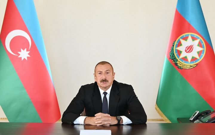 Le président azerbaïdjanais, Ilhan Aliev, lors d'une allocation à la nation enregistrée à Bakou, le 27 septembre 2020. (AZERBAIJANI PRESIDENCY / ANADOLU AGENCY / AFP)