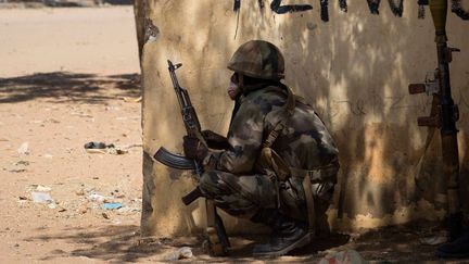 Un soldat malien en faction &agrave; Gao, au Mali, le 22 f&eacute;vrier 2013. (JOEL SAGET / AFP)