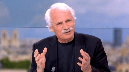 Yann Arthus Bertrand invité de France 2 pour l'album de Reporters sans frontière, "100 photos pour la liberté de la presse"
 (France 2 / Culturebox)