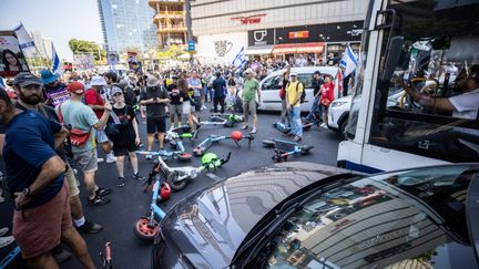 Des manifestants bloquent une route, à Tel-Aviv (Israël), le 2 septembre 2024. (MOSTAFA ALKHAROUF / ANADOLU / AFP)