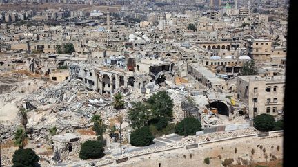 La photo est prise de la citadelle d'Alep, site inscrit au patrimoine de l'Unesco. Elle montre, au 3 juillet 2016, l'ampleur des destructions dans la ville. On voit sur l'image les destructions dans la zone contrôlée par les forces gouvernementales. Dans ces ruines, une partie du patrimoine historique de la ville, dont l'histoire remonte sur plus de cinq mille ans.  (GEORGE OURFALIAN / AFP)