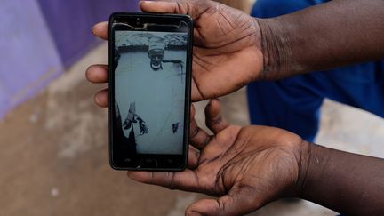 Abdul Sumud Shaibu vit également à Obuasi. Lui aussi est fier de ses ancêtres. Il montre une photo de son grand-père qu'il a sauvegardée sur son téléphone portable. "Mes ancêtres étaient des géants, ils étaient bien bâtis et forts. Regardez la taille de mon grand-père sur cette photo. Ils se sont battus avec des chasseurs d'esclaves. Quand, parfois, ils perdaient les combats. Ils étaient capturés et réduits à l'esclavage." (REUTERS/FRANCIS KOKOROKO)