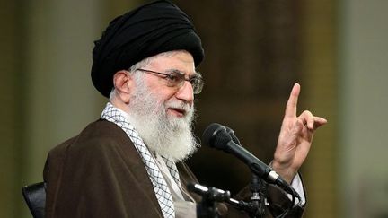 Le guide suprême iranien, Ali Khamenei, lors d'une rencontre avec l'organisation paramilitaire des Bassidjis, le 22 novembre 2016, à Téhéran. «L'iran ripostera si les Etats-Unis reprennent des sanctions le mois prochain», prévenait-il ce jour-là. (HO/KHAMENEI.IR/AFP)