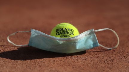 Le Covid-19 vient une nouvelle fois perturber l'organisation du tournoi de tennis de Roland-Garros. (STEPHANE ALLAMAN / AFP)