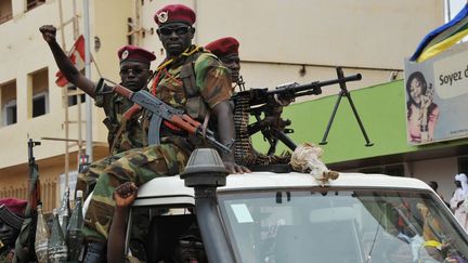 Des rebelles de la S&eacute;l&eacute;ka juch&eacute;s sur un pick-up, le 30 mars 2013, &agrave; Bangui. (SIA KAMBOU / AFP)