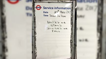  "Unis nous tenons, divisés nous tombons", sur le panneau de la&nbsp;station Tooting, au sud-ouest de Londres,&nbsp;jeudi 23 mars. (Tooting About / Twitter)