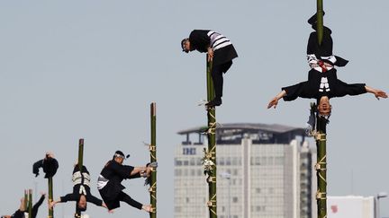 Performance sur des bambous r&eacute;alis&eacute;e par les pompiers de Tokyo (Japon), le 6 janvier 2011. (REUTERS)