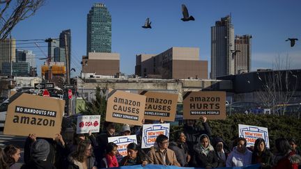 Des opposants à l'installation d'Amazon à New York aux États-Unis se félicitent du renoncement du géant, le 14 février 2019. (DREW ANGERER / GETTY IMAGES NORTH AMERICA)