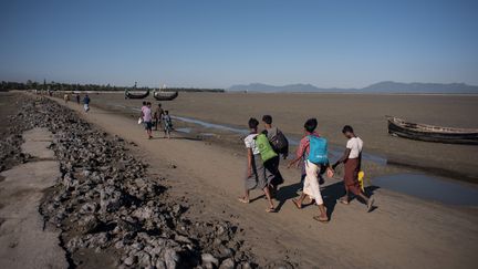 Un groupe de réfugiés Rohingyas, à proximité du camp de Cox's Bazar, au Bangladesh. (ED JONES / AFP)