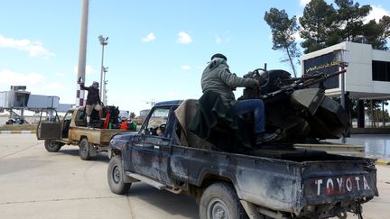 Le 8 avril 2019, des forces fidèles au Gouvernement libanais reconnu internationalement reconnu par le gouvernement national (GNA) ont traversé l'ancien aéroport de Tripoli. (MAHMUD TURKIA / AFP)