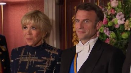 Emmanuel Macron poursuit sa visite d'État aux Pays-Bas, mercredi 12 avril. La journaliste Christelle Méral, en direct d'Amsterdam, revient sur le discours perturbé du chef de l'État par des opposants à sa réforme des retraites, mardi. (FRANCE 2)