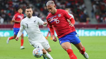 Le défenseur du Costa Rica Francisco Calvo défend devant le milieu de terrain néo-zélandais Kosta Barbarouses, le 14 juin 2022. (KARIM JAAFAR / AFP)