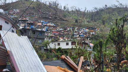 Un quartier de Mayotte dévasté par le cyclone Chido, le 15 décembre 2024. (MAYOTTE LA 1ERE / FRANCEINFO)