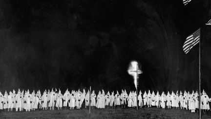 Des membres du Ku Klux Klan lors d'une cérémonie de l'organisation suprémaciste blanche aux Etats-Unis (lieu inconnu), le 13 décembre 1939. (- / AFP)